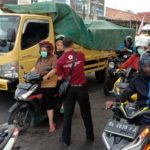 PMI Bangka Bagikan 700 Masker ke Pengendara Motor