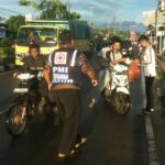 PMI Basel Bersama Inlas Vihara Maitreya Bagikan Masker Kain ke Pengendara