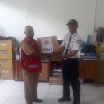 Cegah Covid-19, PMI Belitung Serahkan 1000 Masker ke Petugas Bandara Hanandjoeddin