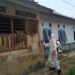 Bersama Tim Gustu Covid-19 PMI Babel Semprotkan Disinfektan ke Pemukiman Warga