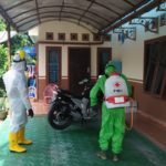 Putus Rantai Covid-19, PMI Babar Semprotkan Disinfektan ke Rumah Pasien OTG Belo Laut
