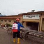 Menuju New Normal, PMI Basel “Hujani” Pasar Tradisional Toboali dengan Disinfektan