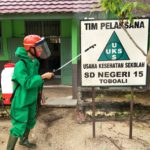 Semprotkan Disinfektan ke SDN 15 Puput, Iskandar: Waspada Covid-19 Harus Tetap Dipertahankan