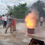 Pegawai UTD  PMI Pangkalpinang Dilatih Teknik Memadamkan Api