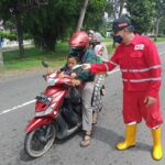 Peringati Hari Relawan, PMI Bangka Barat Bagikan Masker Gratis ke Pengendara