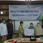 Wagub Serahkan Santunan Jaminan Kematian ke Ahli Waris Relawan PMI Pangkalpinang