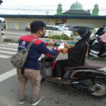Tutup Akhir Pekan, KSR PMI UBB Berbagi Takjil ke Pengendara