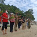 Peringati Tragedi PD II, PMI Babel – Babar Bersama Dubes Australia Tabur Bunga di Pantai Radji