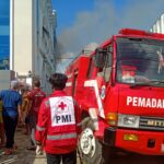 Petugas Posko Lebaran PMI Pangkalpinang Berikan PP Kebakaran Masjid KP Keramat
