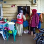 Tanggap Darurat Banjir, PMI Kota Pangkalpinang Bagikan Paket Disinfektan dan Kebersihan &nbsp;