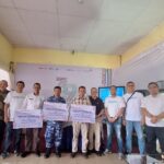 Ketua PMI Pangkalpinang Sopian Berikan Penghargaan ke GM Bandara Depati Amir