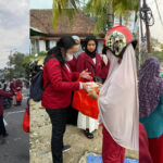 KSR PMI Poltekkes Pangkalpinang & KSR UBB Berbagi Takjil Gratis ke Pengendara