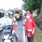 Semarakkan HUT RI, PMI Bangka Bagi-bagi Bendera Merah Putih ke Pengendara